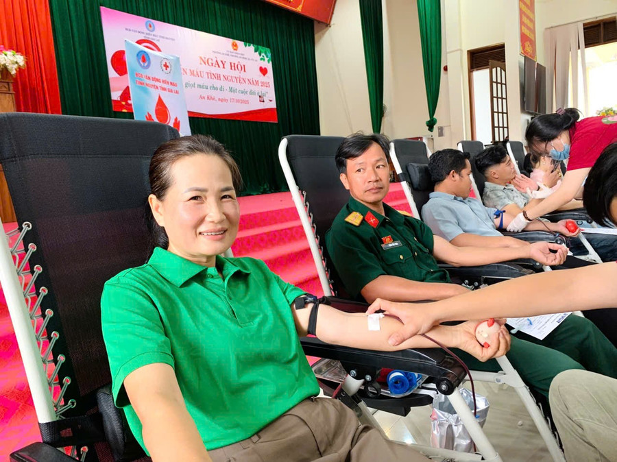 Từ 7giờ sáng, nhiều người dân đã có mặt tại Hội trường 23-3 (phường An Khê) để hiến máu tình nguyện. Ảnh: Lạc Hà hien-mau.jpg