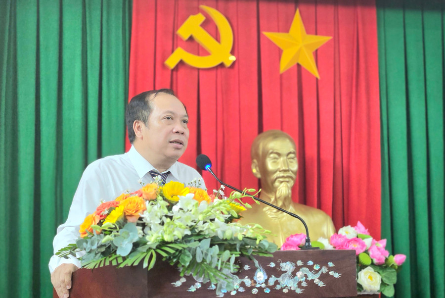 Đồng chí Nguyễn Minh Phương-Ủy viên Ban Thường vụ Đảng ủy, Phó Tổng Biên tập Báo và phát thanh, truyền hình Gia Lai phát biểu chỉ đạo tại Đại hội. Ảnh: Ngọc Duy dong-chi-nguyen-minh-phuong-uy-vien-ban-thuong-vu-dang-uy-pho-tong-bien-tap-bao-va-phat-thanh-truyen-hinh-gia-lai-phat-bieu-chi-dao-tai-dai-hoi.jpg