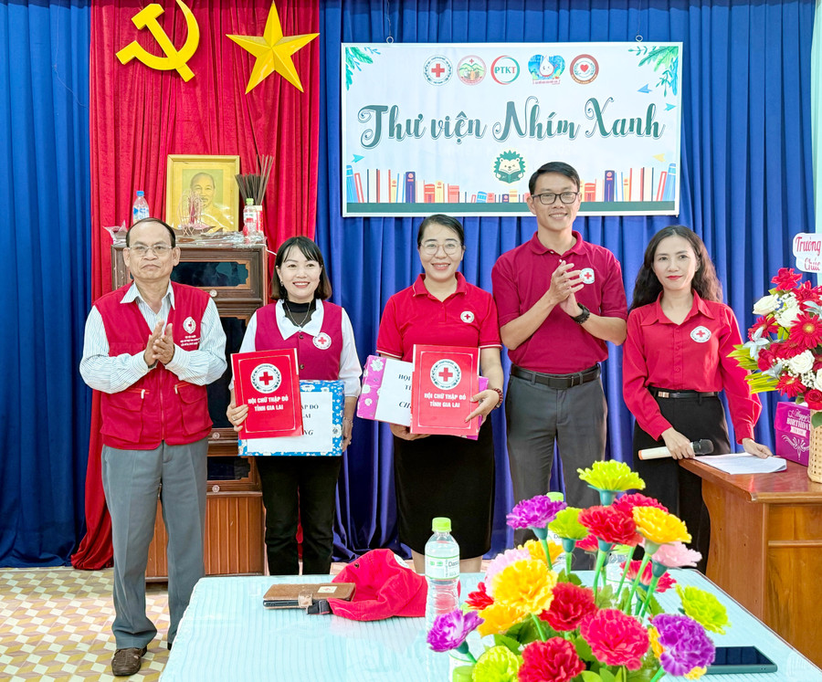 Đại diện Hội chữ Thập đỏ tỉnh Gia Lai trao quyết định thành lập thư viện Nhím Xanh. Ảnh: Lạc Hà img-6869-snapseedcopy.jpg