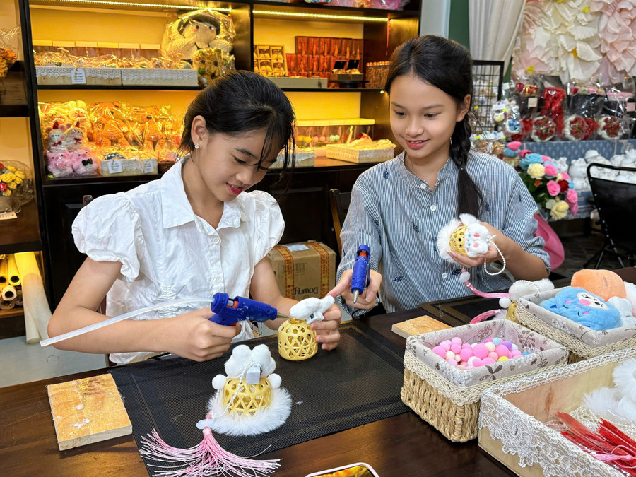 Các hoạt động làm đồ thủ công không chỉ giúp trẻ hiểu hơn về ý nghĩa của ngày trung thu mà còn là dịp giao lưu, tăng tính tương tác. Ảnh: Minh Thư hai-chi-em.jpg