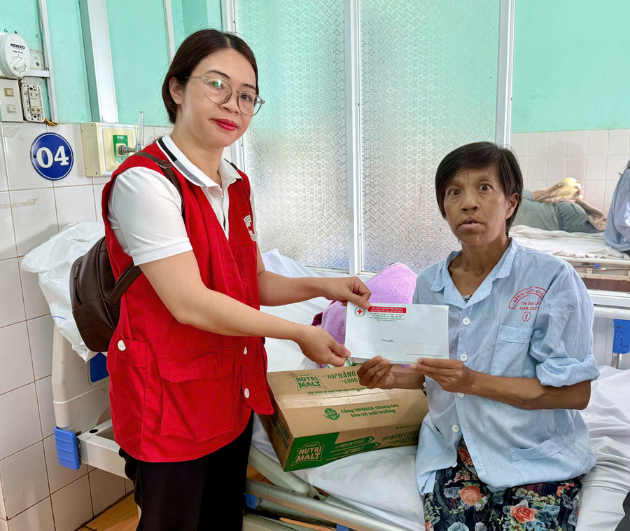 Bên cạnh đó, các tổ chức còn còn tặng nhu yếu phẩm cho gia đình chị Thắm. Ảnh: Minh Thư minh-triet.jpg