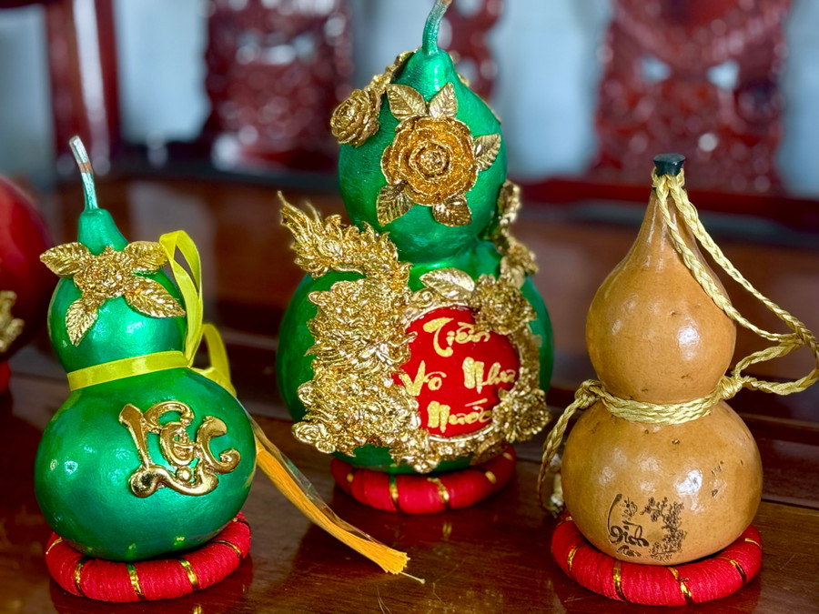 ជាមួយនឹងដៃដ៏ប៉ិនប្រសប់ និងភាពច្នៃប្រឌិត លោក ម៉ាន់ បានប្រែក្លាយផ្លែឃ្លោកស្ងួតទៅជាផលិតផលសិប្បកម្មប្លែកៗជាច្រើន។ រូបថត៖ ឡាក់ ហា hl-2.jpg