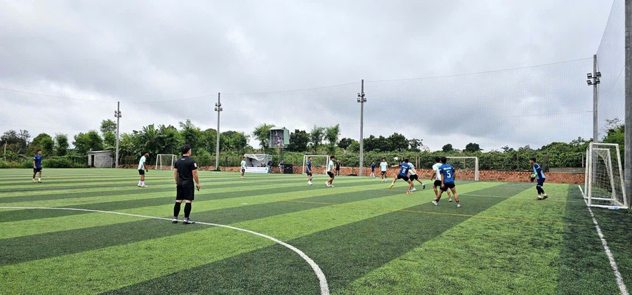 Giải bóng đá mini Chư Sê năm 2025 là một trong những hoạt động kỷ niệm 80 năm Cách mạng tháng Tám và Quốc khánh 2-9 do Đoàn Thanh niên xã Chư Sê tổ chức. Ảnh: ĐVCC giai-bong-da-mini-chu-se-nam-2025-thu-hut-200-van-dong-vien-tham-gia-anh-nvccjpg.jpg