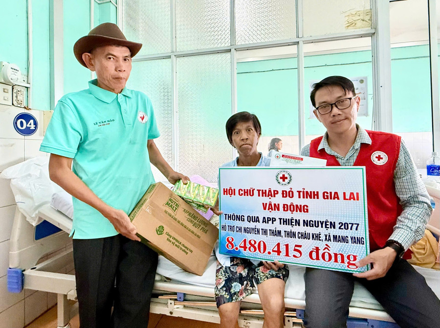 Đại diện Hội Chữ thập đỏ tỉnh Gia Lai trao 8.480.415 đồng hỗ trợ chị Thắm. Ảnh: Minh Thư chi-tham.jpg