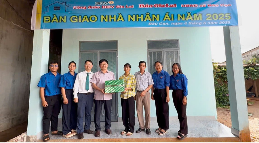 Bí thư Đảng ủy, Tổng Biên tập Báo Gia Lai Huỳnh Kiên (thứ 4 từ trái sang) cùng các đại biểu trao nhà và quà cho gia đình chị Ra Lan Mai (thôn Ia Mua, xã Bàu Cạn, huyện Chư Prông). Ảnh: Tuyết Hằng giao-nha-1.jpg