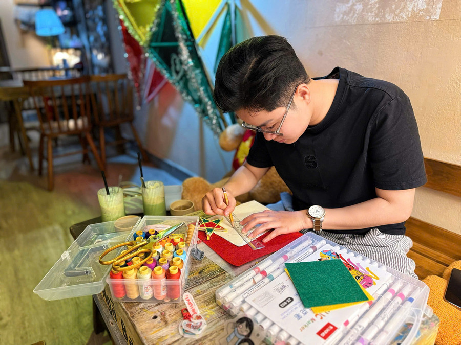 Anh Phùng Việt (30 tuổi, phường Diên Hồng) tham gia workshop làm móc khoá hình ngôi sao. Ảnh: Minh Thư viet.jpg