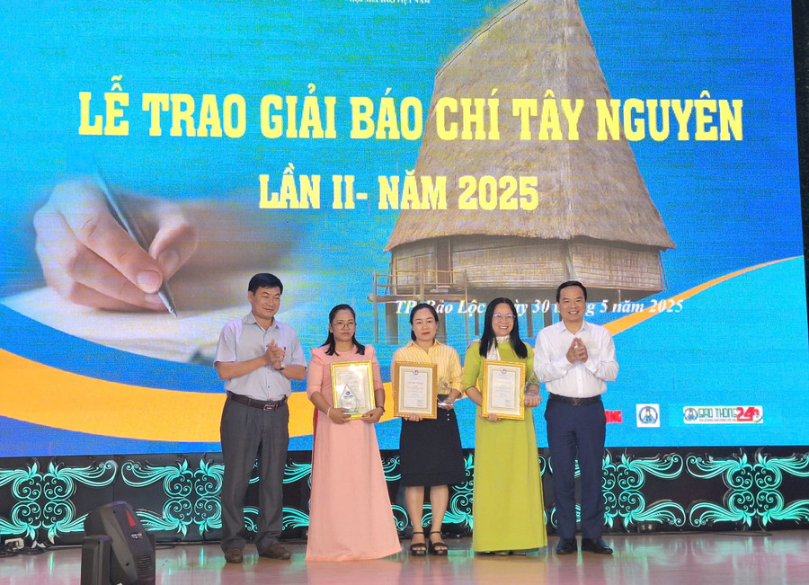 Tổng Biên tập Báo Gia Lai Huỳnh Kiên trao giải cho các nhóm tác giả đạt giải ba thể loại Báo in-Báo điện tử. Ảnh: Quang Tấn img-3083.jpg