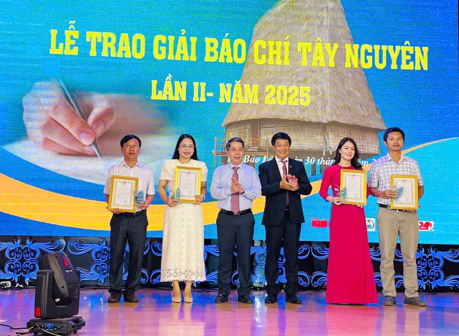 Loạt bài 5 kỳ "Xanh lại chiến trường Tây Nguyên" của Báo Gia Lai đạt giải nhì thể loại báo in-báo điện tử. Ảnh: Đức Phương img-3084.jpg