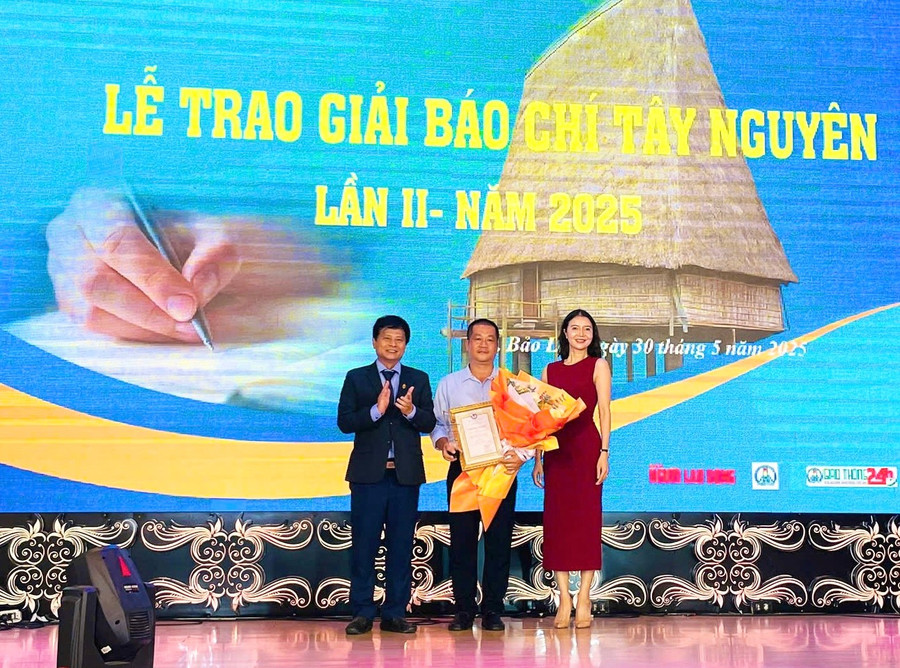 Tác phẩm MV "thu cà" và những đứa trẻ muốn vươn xa đạt giải nhất thể loại phát thanh-truyền hình. Ảnh: Đức Phương img-3086.jpg