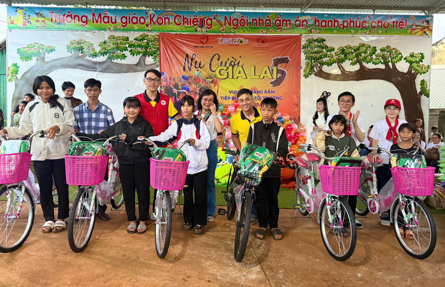 Ban tổ chức trao 6 chiếc xe đạp cho các em học sinh có hoàn cảnh khó khăn. Ảnh: Lạc Hà kon-chineeg.jpg