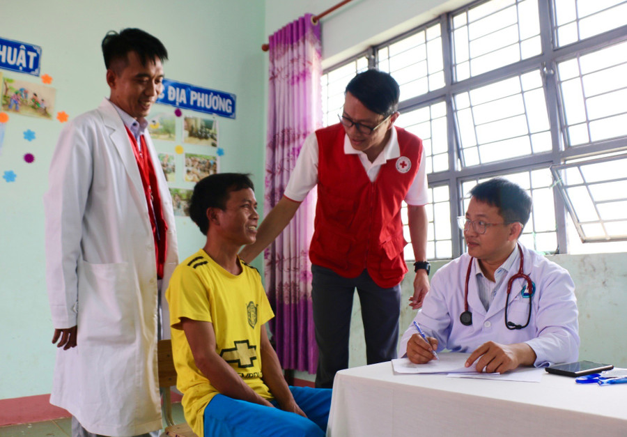 Người dân phấn khởi khi được các y-bác sĩ tham khám miễn phí. Ảnh: Lạc Hà l.jpg