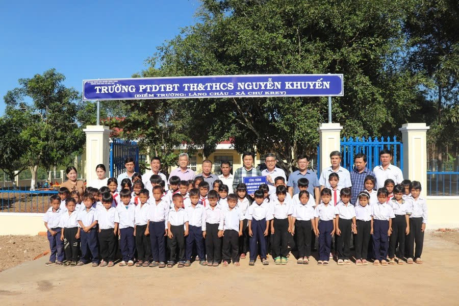 Sở Giáo dục và Đào tạo tỉnh Gia Lai bàn giao công trình cho Trường Phổ thông Dân tộc bán trú Tiểu học và THCS Nguyễn Khuyến (Điểm trường làng Châu). Ảnh: Lạc Hà mot-diem-truong-cua-truong-pho-thong-dan-toc-ban-tru-tieu-hoc-va-thcs-nguyen-khuyen-anh-lac-ha.jpg