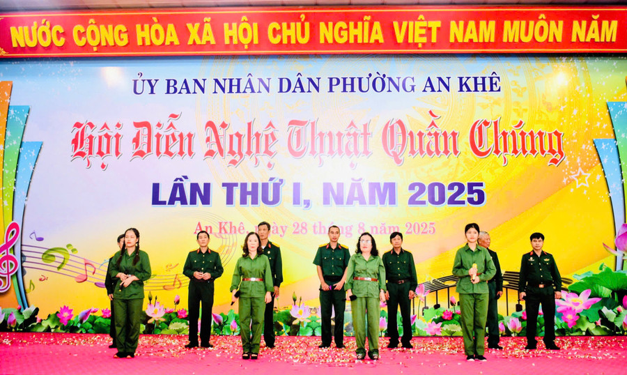 Đông đảo quần chúng nhân dân tham gia Hội diễn nghệ thuật quần chúng phường An Khê lần thứ I, năm 2025. Ảnh: Lạc Hà an-khe.jpg