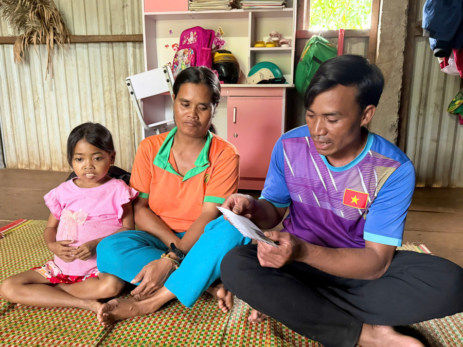 Ông Gưi (Thôn trưởng Kó, xã Biển Hồ) dặn dò gia đình em Đánh sử dụng hợp lý số tiền do bạn đọc hỗ trợ. Ảnh: Lạc Hà danh-1.jpg