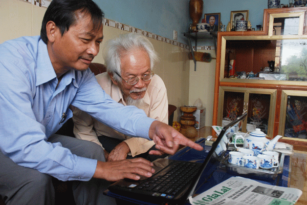 Ông Đặng Đạo xem lại tên các liệt sĩ hy sinh tại An Khê do tác giả chụp. Ảnh: N.G Ông Đặng Đạo xem lại tên các liệt sĩ hy sinh tại An Khê do tác giả chụp. Ảnh: N.G