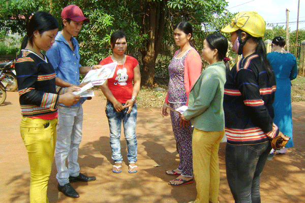 Tuyên truyền SKSS/KHHGĐ cho chị em ở vùng sâu huyện Chư Pưh. Ảnh: Đ.Y Tuyên truyền SKSS/KHHGĐ cho chị em ở vùng sâu huyện Chư Pưh. Ảnh: Đ.Y