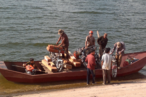 Hồ Ia Mláh trở thành điểm trung chuyển gỗ của lâm tặc. Ảnh: Anh Sơn