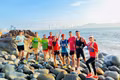 Nhóm runner chạy bộ quanh núi Xuân Vân xuống check-in tại Bãi Trứng. 
