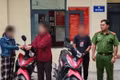 Công an xã Ia Pa trao trả các phương tiện cho chính chủ. Ảnh: T.T
