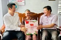 Đồng chí Trương Văn Đạt thăm, tặng quà Mẹ Việt Nam anh hùng Trương Thị Liên ở xã Tuy Phước