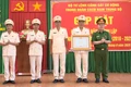 Trung tướng Nguyễn Ngọc Vân (đầu tiên từ phải sang) trao Bằng khen của Thủ tướng Chính phủ cho Trung đoàn CSCĐ Nam Trung bộ.