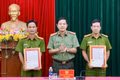Đại diện lãnh đạo Công an tỉnh thưởng nóng cho 2 đơn vị.
