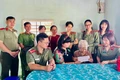 Trao tiền phụng dưỡng cho Mẹ Việt Nam anh hùng Phan Thị Hưng. Ảnh: Nhĩ Khang