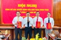 Phó Chủ tịch UBND tỉnh Nguyễn Tự Công Hoàng trao quyết định bổ nhiệm các Phó Trưởng Ban Quản lý Khu kinh tế tỉnh. Ảnh: Bình Dương