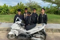 Nhóm thiếu niên và tang vật vụ trộm.