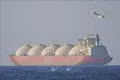 Con tàu di chuyển qua eo biển Hormuz. 