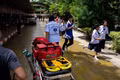 Học sinh sơ tán khỏi trường học ở tỉnh Nonthaburi, Thái Lan sau vụ xả súng ngày 7-8-2026. Ảnh: THX/TTXVN phát