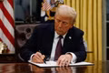 Tổng thống Mỹ Donald Trump ký sắc lệnh tại Nhà Trắng. 