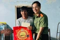 Tặng quà cho thành viên tổ ANTT bị thương khi làm nhiệm vụ