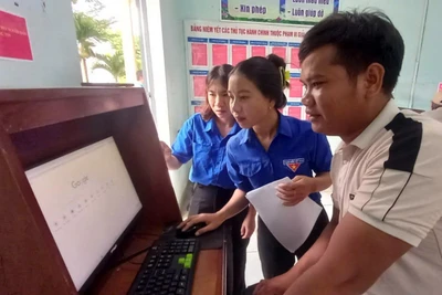 Đoàn viên, thanh niên hỗ trợ người dân tộc thiểu số thực hiện thủ tục hành chính.
