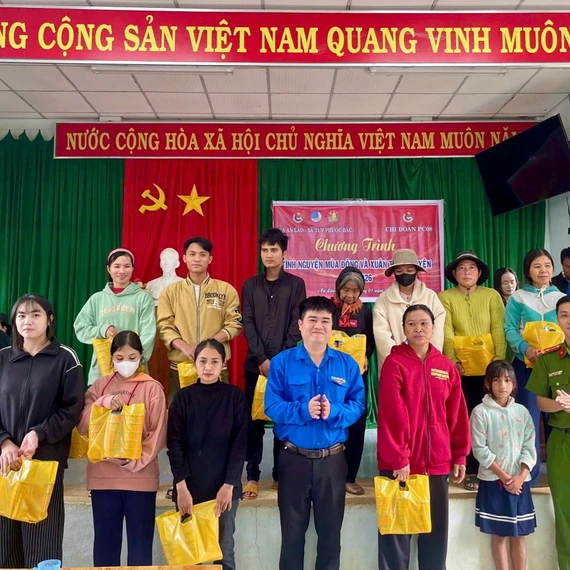 Tuyên truyền an toàn giao thông và tặng quà người dân xã An Lão