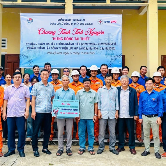 Tặng công trình “Thắp sáng đường quê” cho người dân thôn Vạn Thái