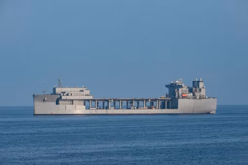 Tàu hải quân Mỹ di chuyển qua Eo biển Hormuz.