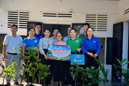 Ủy ban MTTQ Việt Nam phường Bồng Sơn tổ chức chương trình trao tặng "Vườn cây tri ân" cho gia đình bà Nguyễn Thị Hoàng Nguyệt, thuộc diện gia đình chính sách.