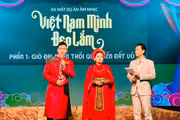 Ca sĩ Lưu Minh Quang Ngọc (bìa trái) giao lưu với khán giả tại buổi ra mắt dự án ca nhạc. Ảnh: P.L