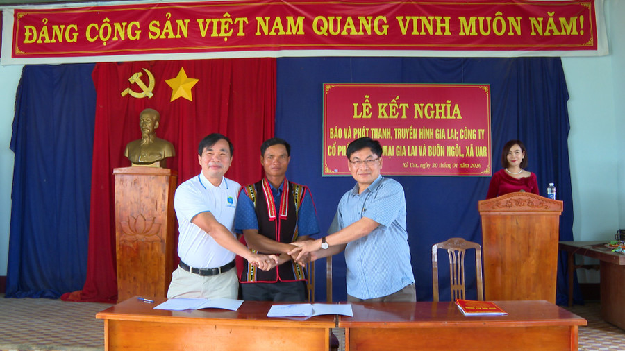 lanh-dao-bao-gia-lai-va-cong-ty-co-phan-thuong-mai-gia-lai-ky-ket-giao-uoc-ket-nghia-voi-buon-ngol.jpg