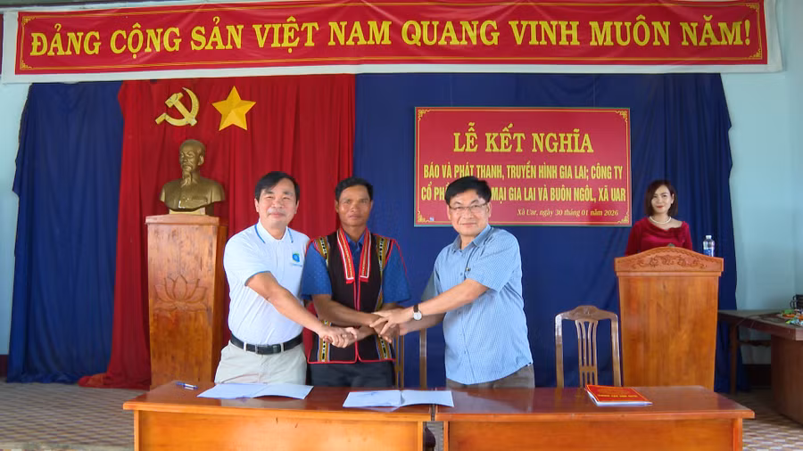 lanh-dao-bao-gia-lai-va-cong-ty-co-phan-thuong-mai-gia-lai-ky-ket-giao-uoc-ket-nghia-voi-buon-ngol.jpg