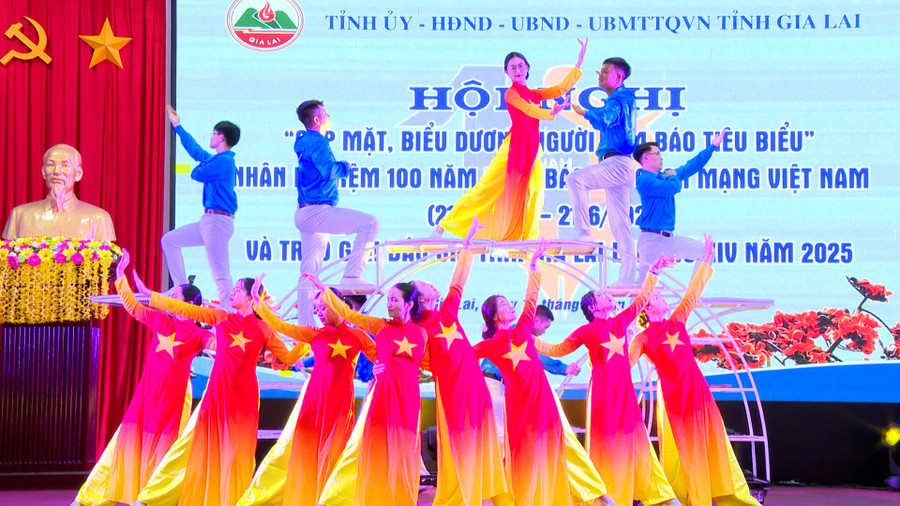 Các tiết mục được dàn dựng công phu, đặc sắc. Ảnh: Viễn Khánh dung-khanh00-02-22-11still227.jpg