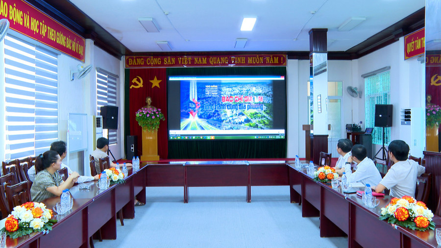 Đại biểu xem và duyệt phim tài liệu trình chiếu. Ảnh: Viễn Khánh dung-khanh00-00-51-22still226.jpg
