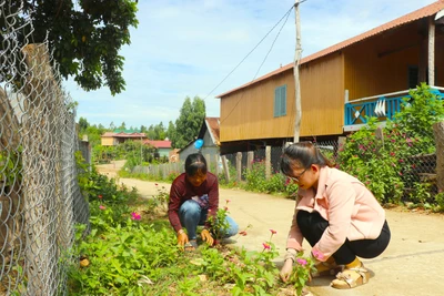 Phụ nữ Sró chung tay làm đẹp buôn làng