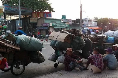 Kiếp ve chai: Giành 'lãnh địa'... lượm rác