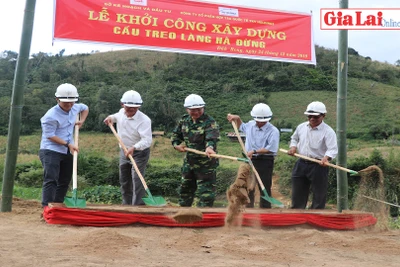 Tặng cầu và quà cho làng Hà Đừng 1