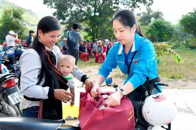 "Mùa đông ấm áp-Trao quà yêu thương" đến với huyện Kông chro