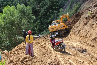 Băng rừng, lội suối vượt gần 150km để… rút tiền lương!