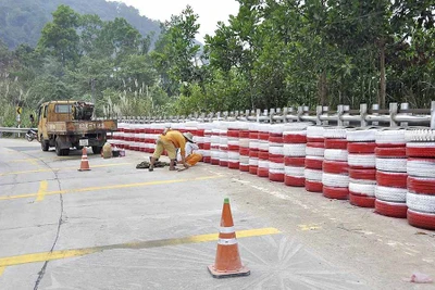 "Công trình nghệ thuật" trên đèo Lò Xo