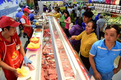 Hàng tết lên kệ, siêu thị vào mùa khuyến mãi sớm